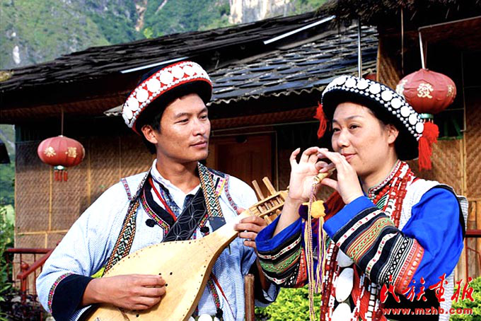 傈僳族青年弹奏起传统乐器欢度佳节(图片来源于网络)