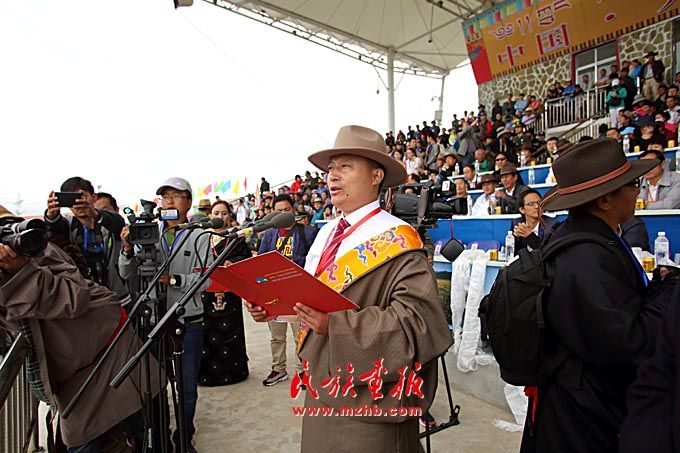 玛曲县委书记王力在开幕式上致辞