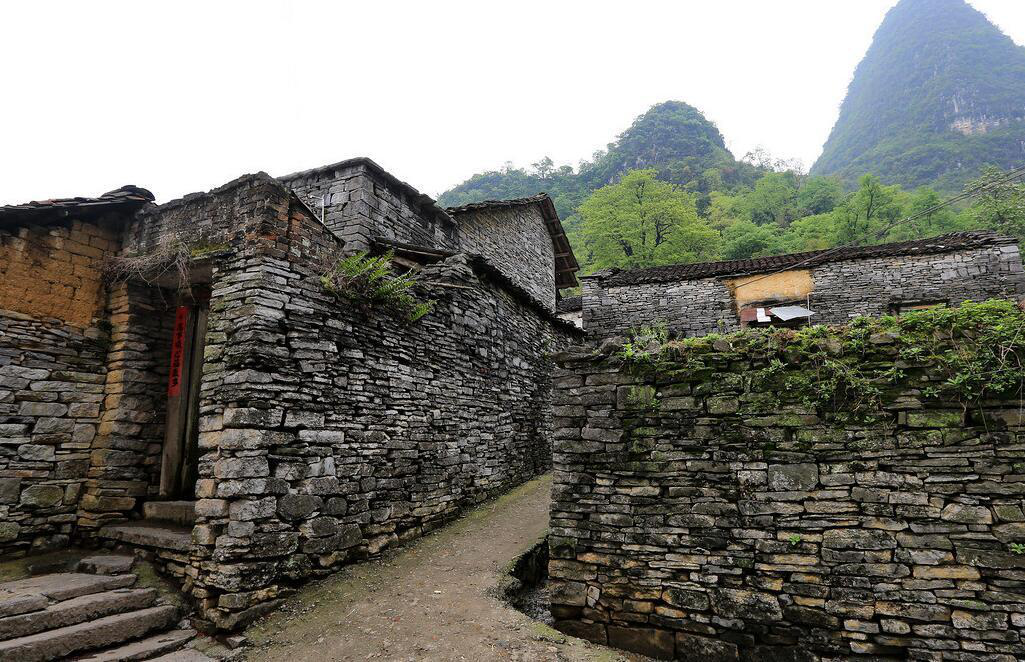 贵州石头寨黔山秀水石屋村